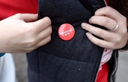 Хабаровский учитель отчитала школьницу за значок оппозиционера