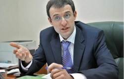 Врачам и педагогам хотят запретить дарить всё, кроме цветов и блокнотов