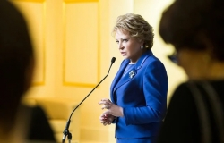 Мнение Матвиенко о запрете подарков учителям: оскорбительная мера