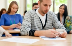 Исследование: студентов проще мотивировать смартфоном, а не едой