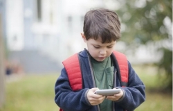 Исследование британских педиатров: вред от экрана смартфонов не доказан