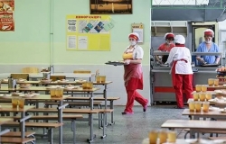 Школьникам запретят приносить еду из дома — новые СанПиНы