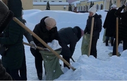 Мнение депутата госдумы о снимке с педагогами, которые убирают снег в мешки