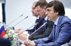 Единые учебники по всем школьным предметам будут разработаны в трехлетний срок